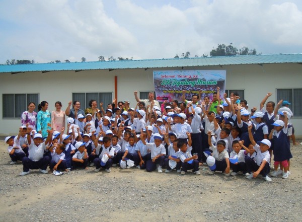 A group photo with the students, parents and teachers of SK Tegulang.